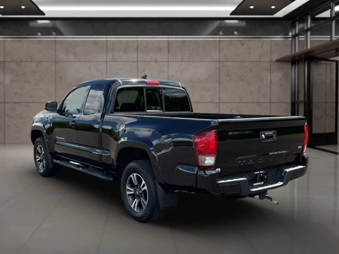 Used 2017 Toyota Tacoma TRD Sport image 3