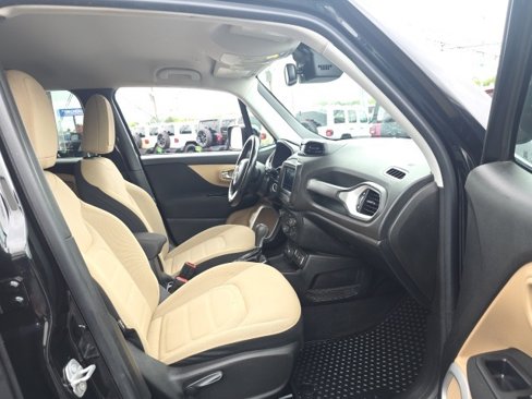 Used 2018 Jeep Renegade Latitude w/ Cold Weather Group image 32