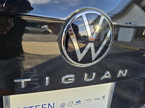 Used 2023 Volkswagen Tiguan SE image 12