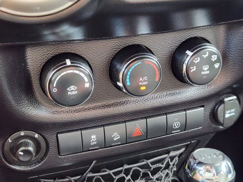 Used 2016 Jeep Wrangler Unlimited Sahara image 34