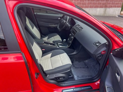 Used 2010 Volvo S40 T5 R-Design image 13
