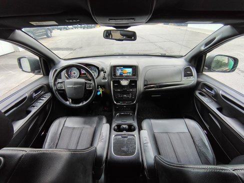 Used 2014 Chrysler Town & Country S image 2
