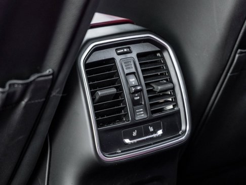 Certified 2023 Porsche Macan image 34