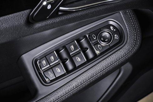 Certified 2018 Porsche Macan image 26