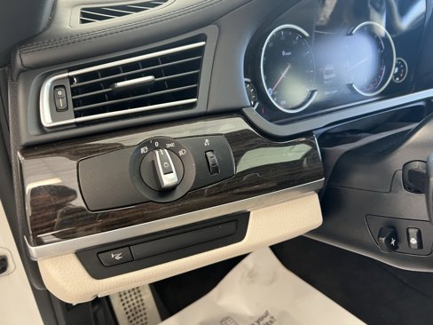 Used 2014 BMW 750Li xDrive image 22
