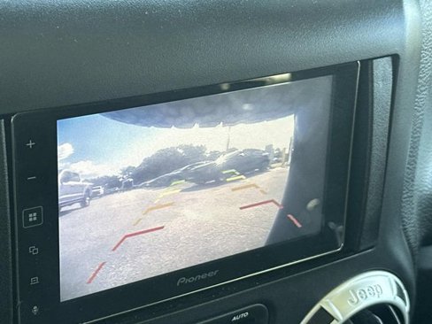 Used 2016 Jeep Wrangler Unlimited Sahara image 29