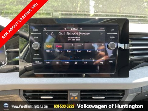 Certified 2025 Volkswagen Jetta SE w/ Sunroof Package image 25