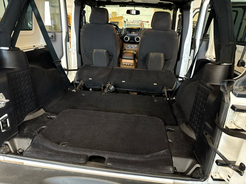 Used 2015 Jeep Wrangler Unlimited Rubicon w/ Max Tow Package image 38