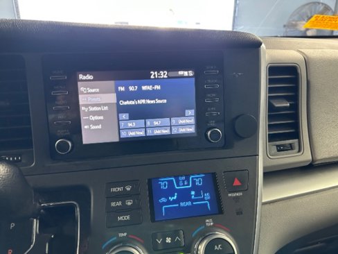 Used 2019 Toyota Sienna L image 17