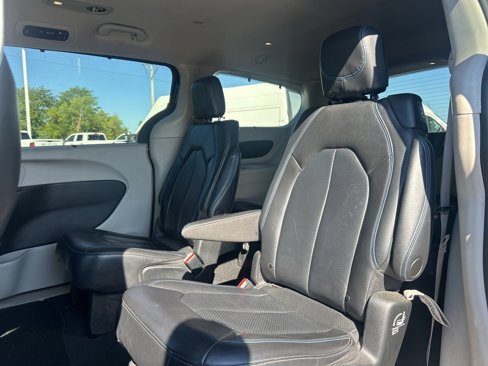 Used 2021 Chrysler Pacifica Touring-L image 14