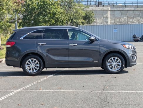 Used 2018 Kia Sorento LX image 4