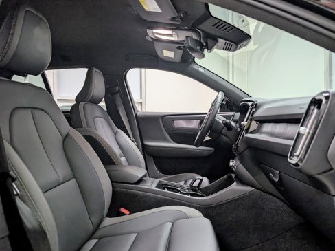 Used 2023 Volvo XC40 Recharge Core image 20