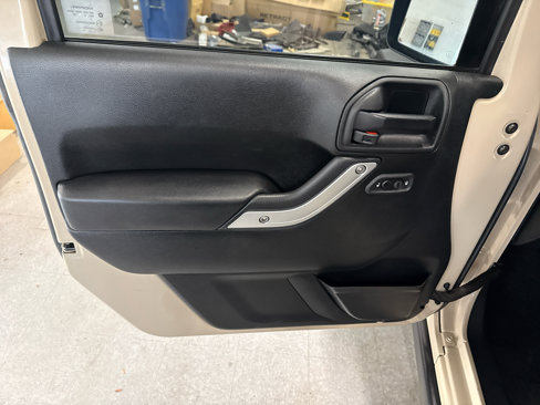 Used 2016 Jeep Wrangler Rubicon w/ Power Convenience Group image 30