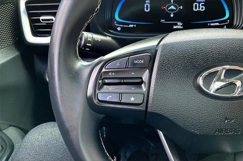 Used 2023 Hyundai Venue Limited image 17