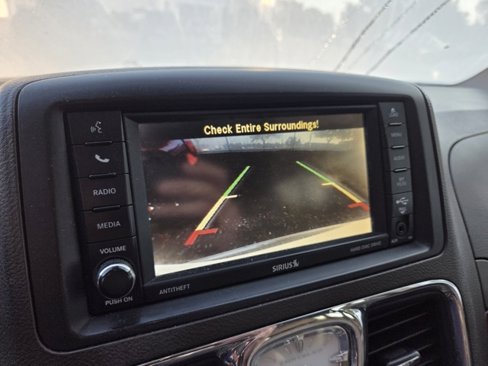 Used 2016 Chrysler Town & Country Touring w/ Driver Convenience Group image 11