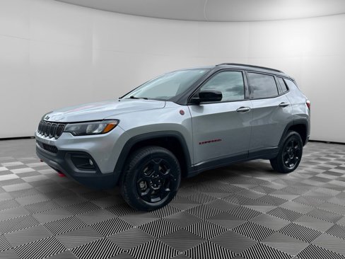 Used 2024 Jeep Compass Trailhawk image 3