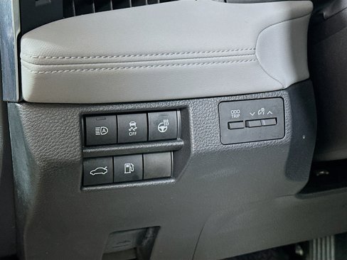 Used 2019 Toyota Avalon Limited image 10