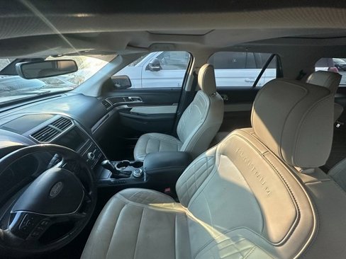 Used 2018 Ford Explorer Platinum image 3