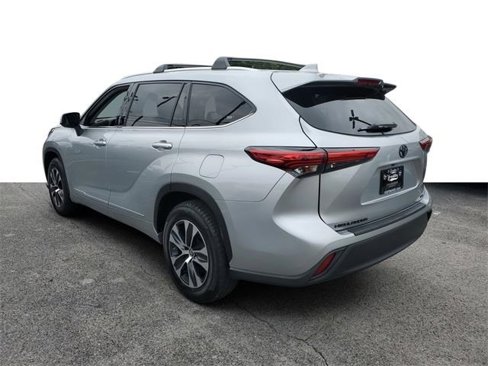 Used 2021 Toyota Highlander XLE image 3