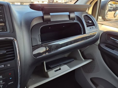 Used 2016 Chrysler Town & Country Touring image 12