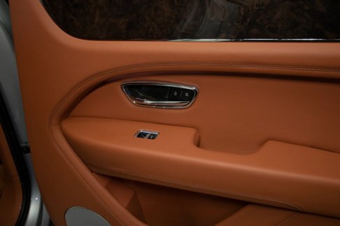 Used 2023 Bentley Bentayga Plug-In Hybrid image 62