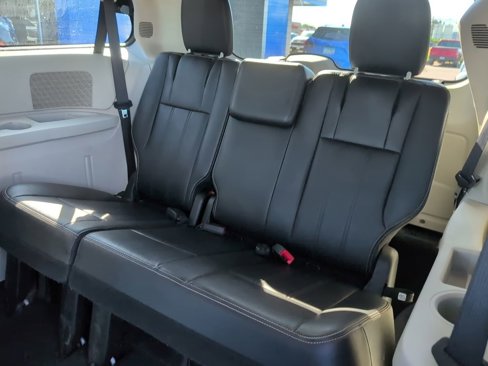 Used 2015 Chrysler Town & Country Touring image 27