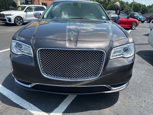 Used 2018 Chrysler 300 Touring L image 2