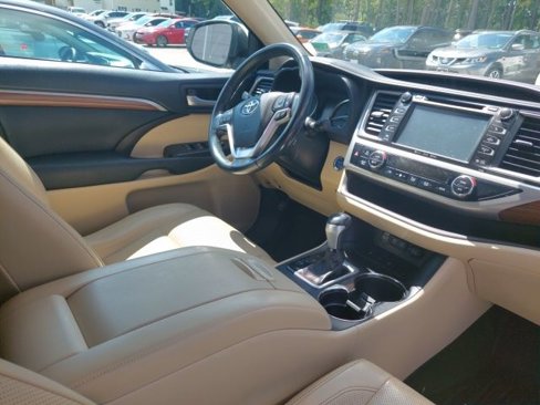 Used 2017 Toyota Highlander Limited image 14