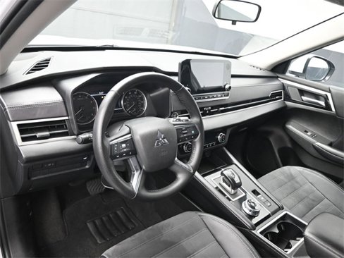Used 2024 Mitsubishi Outlander SE image 19