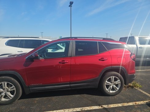 Used 2022 GMC Terrain SLE w/ Driver Convenience Package image 4
