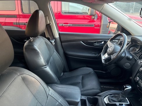 Used 2017 Nissan Rogue SL w/ SL Premium Package image 3