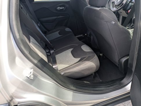 Used 2016 Jeep Cherokee Sport image 32