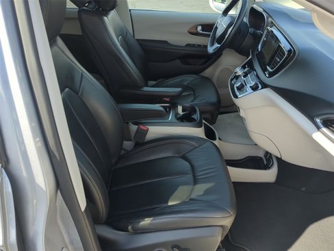 Used 2018 Chrysler Pacifica Touring-L Plus image 16