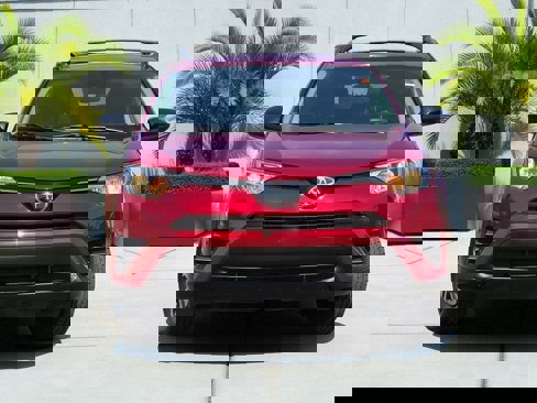 Used 2018 Toyota RAV4 LE image 5