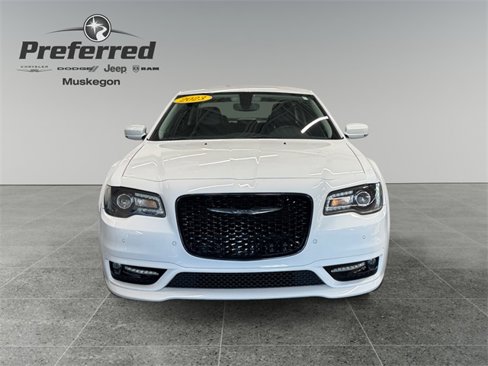 Used 2023 Chrysler 300 Touring L image 10