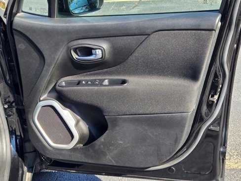 Used 2018 Jeep Renegade Latitude image 4