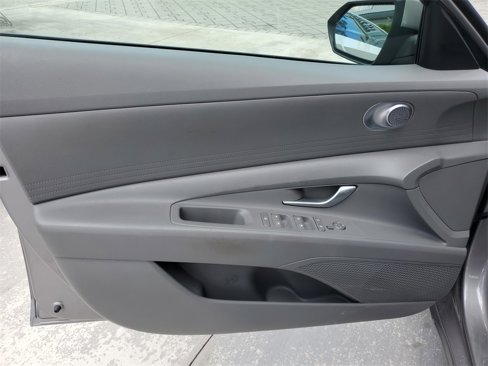 Used 2022 Hyundai Elantra SEL image 12