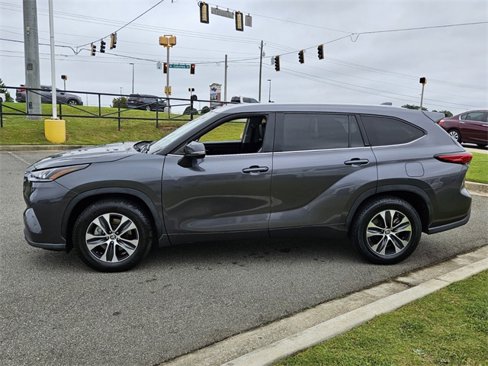 Used 2022 Toyota Highlander XLE image 4