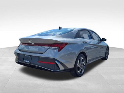 Used 2024 Hyundai Elantra SEL w/ Convenience Package image 8