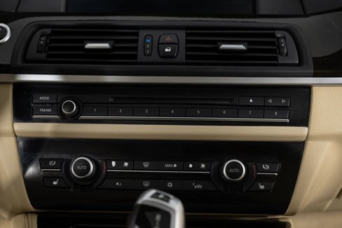 Used 2011 BMW 550i xDrive Sedan image 38