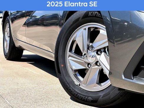 Used 2025 Hyundai Elantra SE image 2