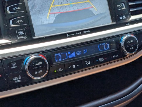Used 2017 Toyota Highlander Limited image 21