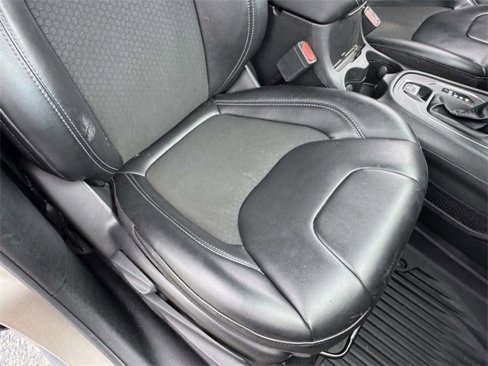 Used 2019 Jeep Cherokee Latitude Plus w/ Comfort/Convenience Group image 15