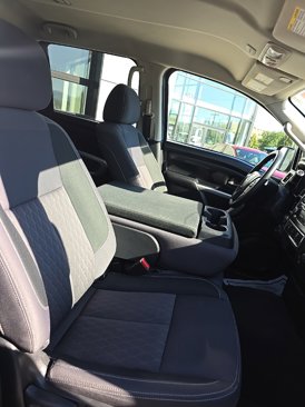 Used 2022 Nissan Titan SV image 8