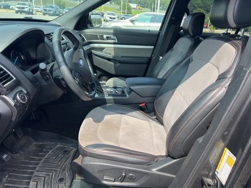 Used 2017 Ford Explorer XLT w/ Equipment Group 202A image 9