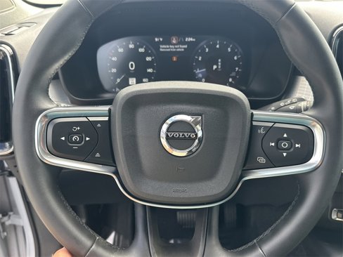 Used 2022 Volvo XC40 T4 Momentum image 18