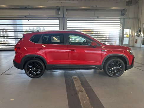 Certified 2022 Volkswagen Taos SE w/ IQ.Drive SE Package image 6