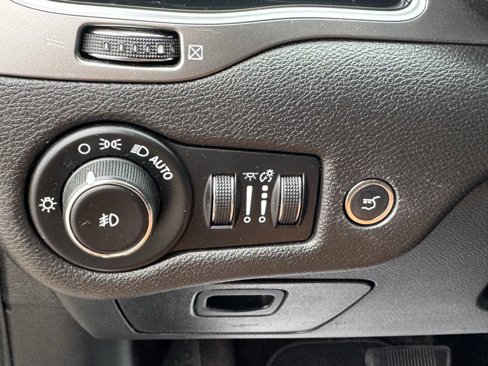 Used 2019 Jeep Cherokee Limited image 29