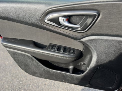 Used 2016 Chrysler 200 Limited image 9
