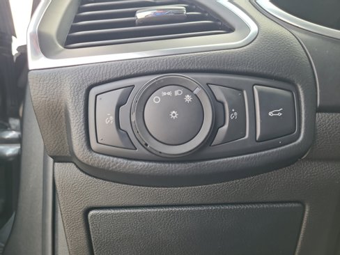 Used 2018 Ford Edge Titanium image 25